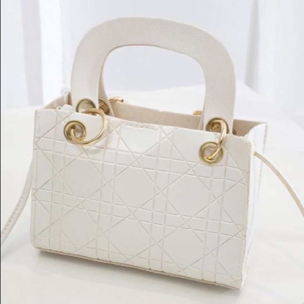 Handbags - Picture 5 of 8